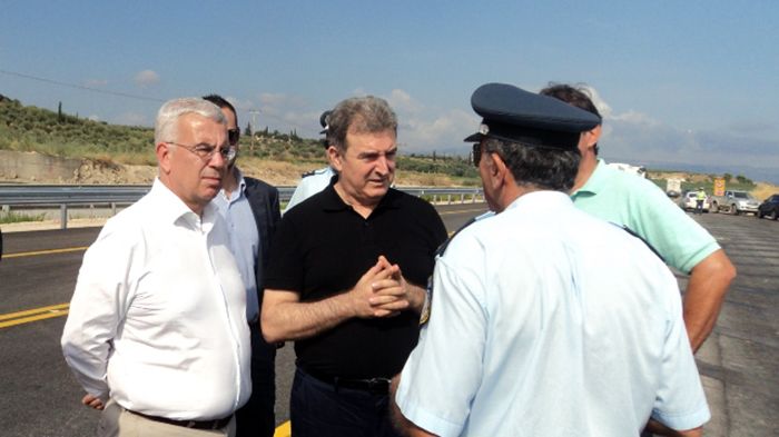 Ο Υπουργός Μεταφορών και Δικτύων Μιχάλης Χρυσοχοίδης, μαζί με τον Γενικό Γραμματέα Δημοσίων Έργων Στράτο Σιμόπουλο, στα έργα της Ολυμπίας Οδού.